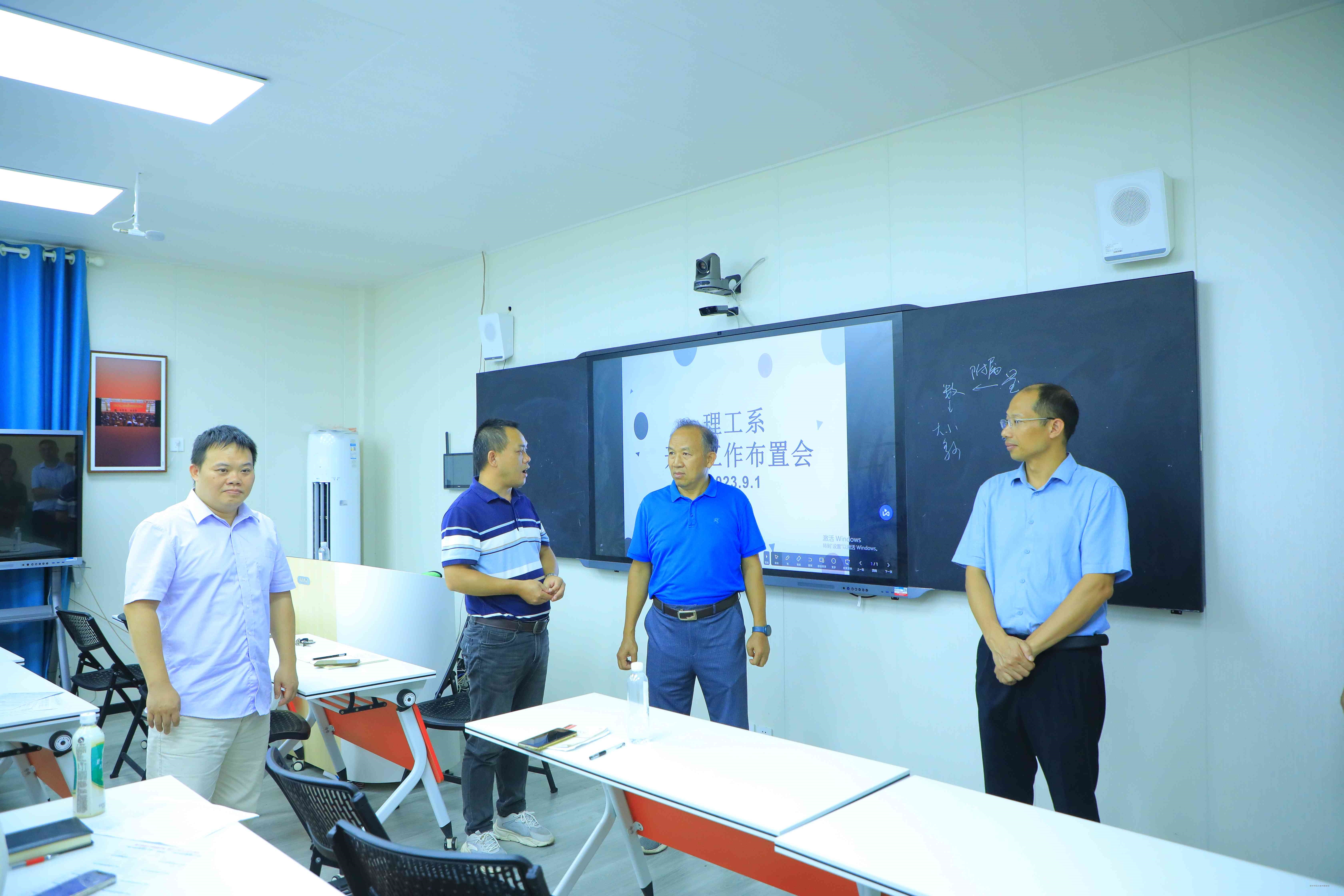 深化平安校園建設(shè)，學(xué)院黨委書記與院長(zhǎng)檢查指導(dǎo)警務(wù)室工作