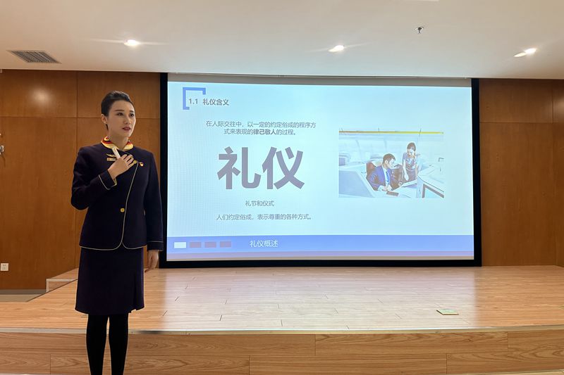 我院舉辦女教職工禮儀知識講座