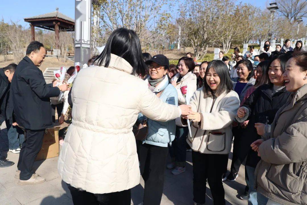 民盟孟津雙語學校職業(yè)技術學院支部開展慶祝三八國際婦女節(jié)心理健康專題活動