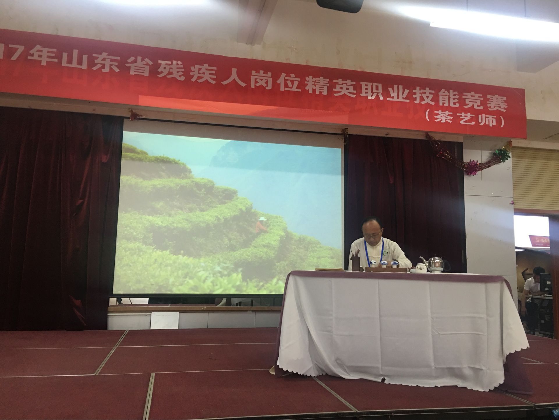 我院教師在山東省殘疾人職業(yè)技能大賽中榮獲優(yōu)秀裁判員稱號，展現(xiàn)卓越才華風采