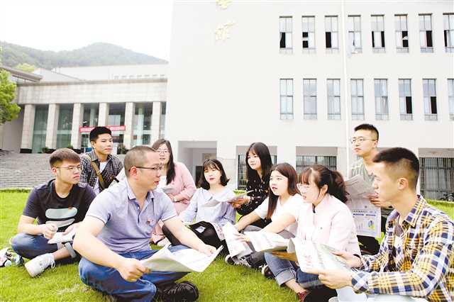 學院機關第三黨支部開展主題黨日活動，學習習近平總書記重要講話，踐行為黨育人、為國育才初心使命