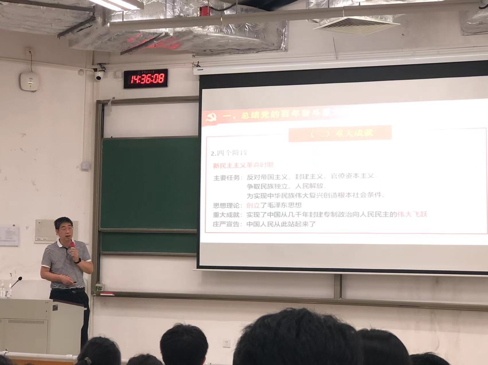 學(xué)院黨委書記張勇華為學(xué)生上思政課，引領(lǐng)青年學(xué)子堅定理想信念