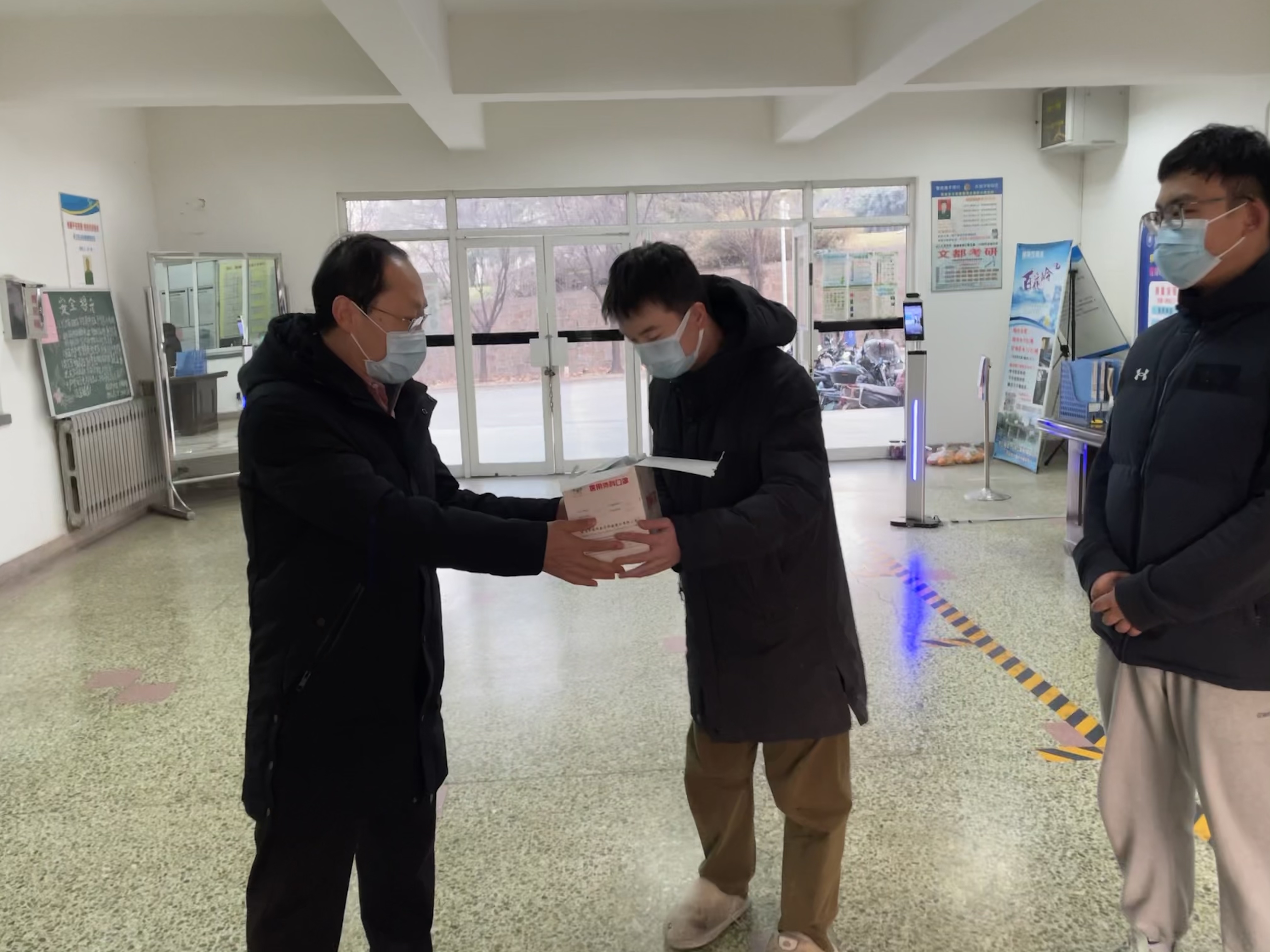 學(xué)院黨委委員、組織人事處處長亓玉華到生物系慰問防疫住校師生員工