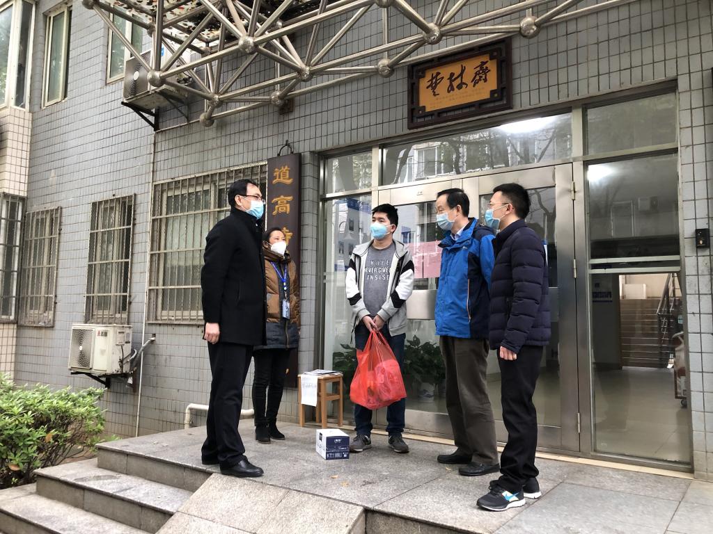 學(xué)院黨委委員、組織人事處處長亓玉華到生物系慰問防疫住校師生員工