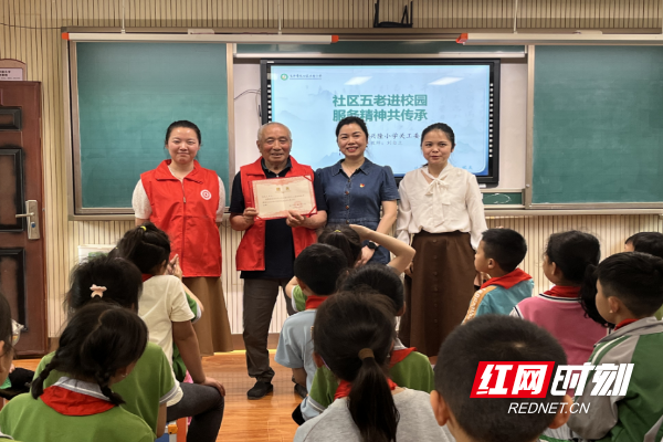 泰安五老志愿者講述紅色故事，點燃青春激情，深入學(xué)院課堂傳遞正能量