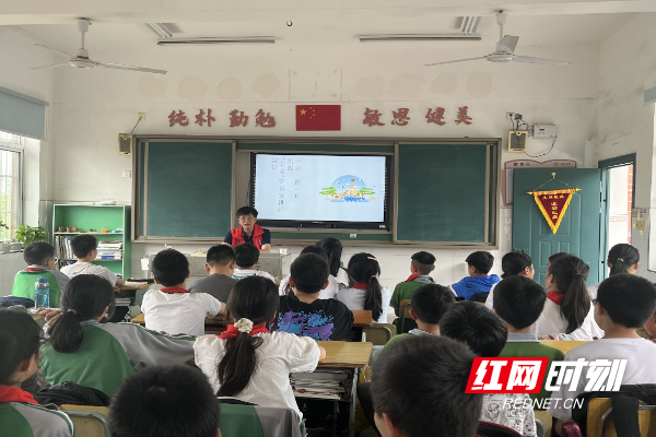 泰安五老志愿者深入學院課堂，講述紅色故事，點燃青春激情