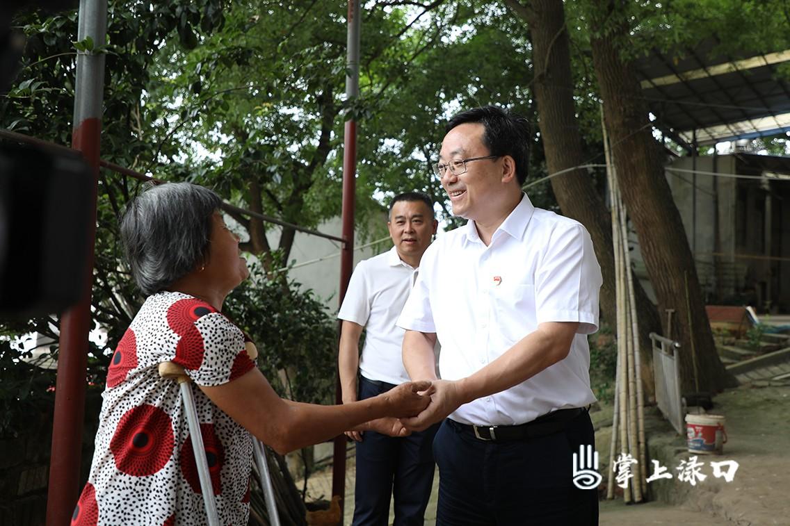 頒發(fā)光榮在黨50年紀(jì)念章，深情走訪慰問(wèn)老黨員、老干部及困難黨員活動(dòng)紀(jì)實(shí)
