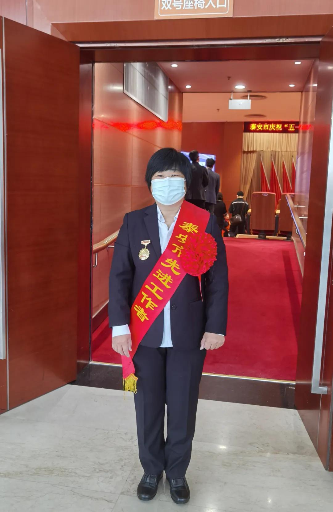 張瑩老師榮獲泰安市先進工作者榮譽稱號，表彰學(xué)術(shù)成就與卓越貢獻