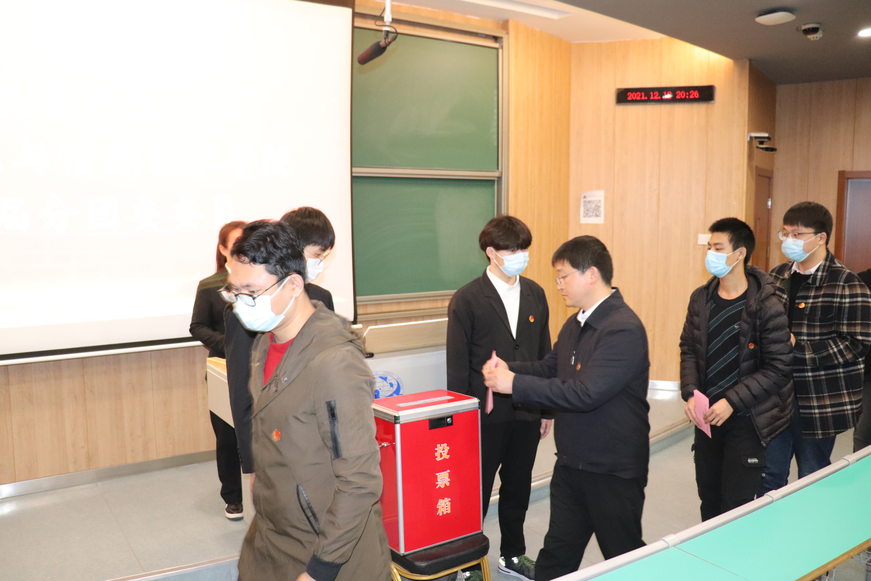 我院第一次學(xué)生代表大會順利召開，開啟學(xué)生自治新篇章