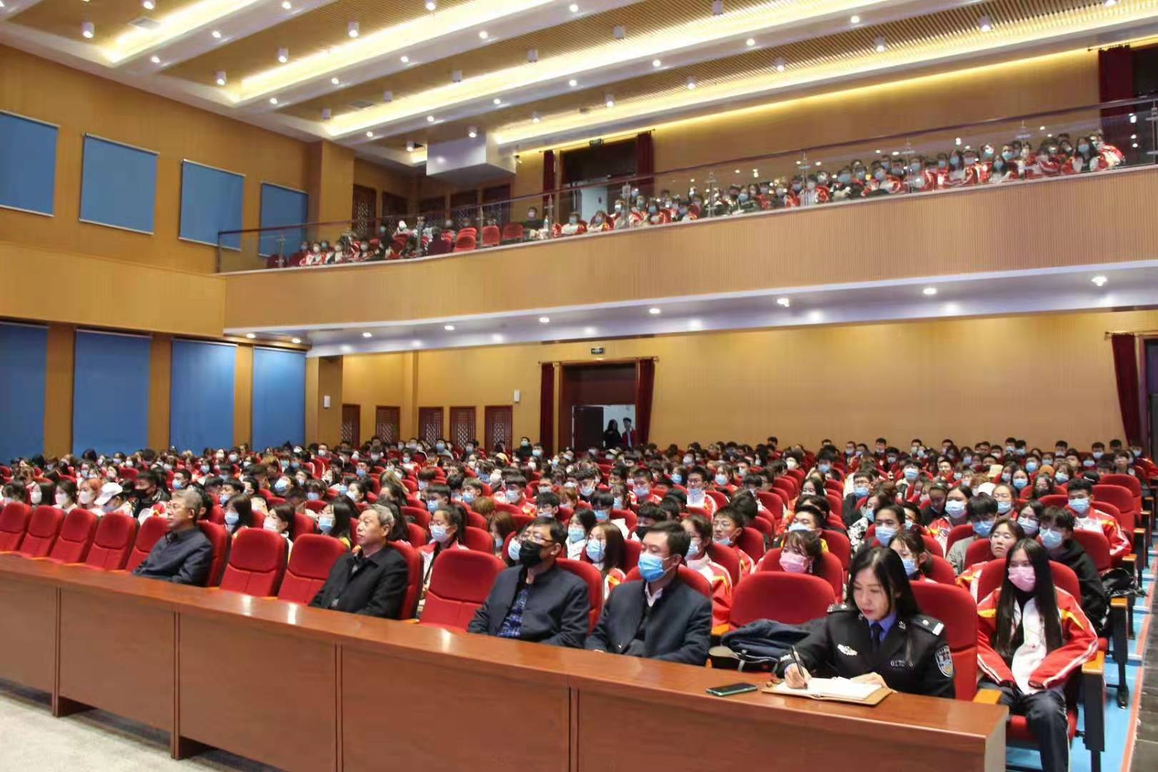 2020級新生法制安全教育報告會在我院舉行