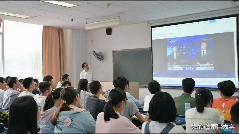 我院召開(kāi)思政課教師座談會(huì)，探討教育教學(xué)新動(dòng)向，深化思政課程內(nèi)涵建設(shè)