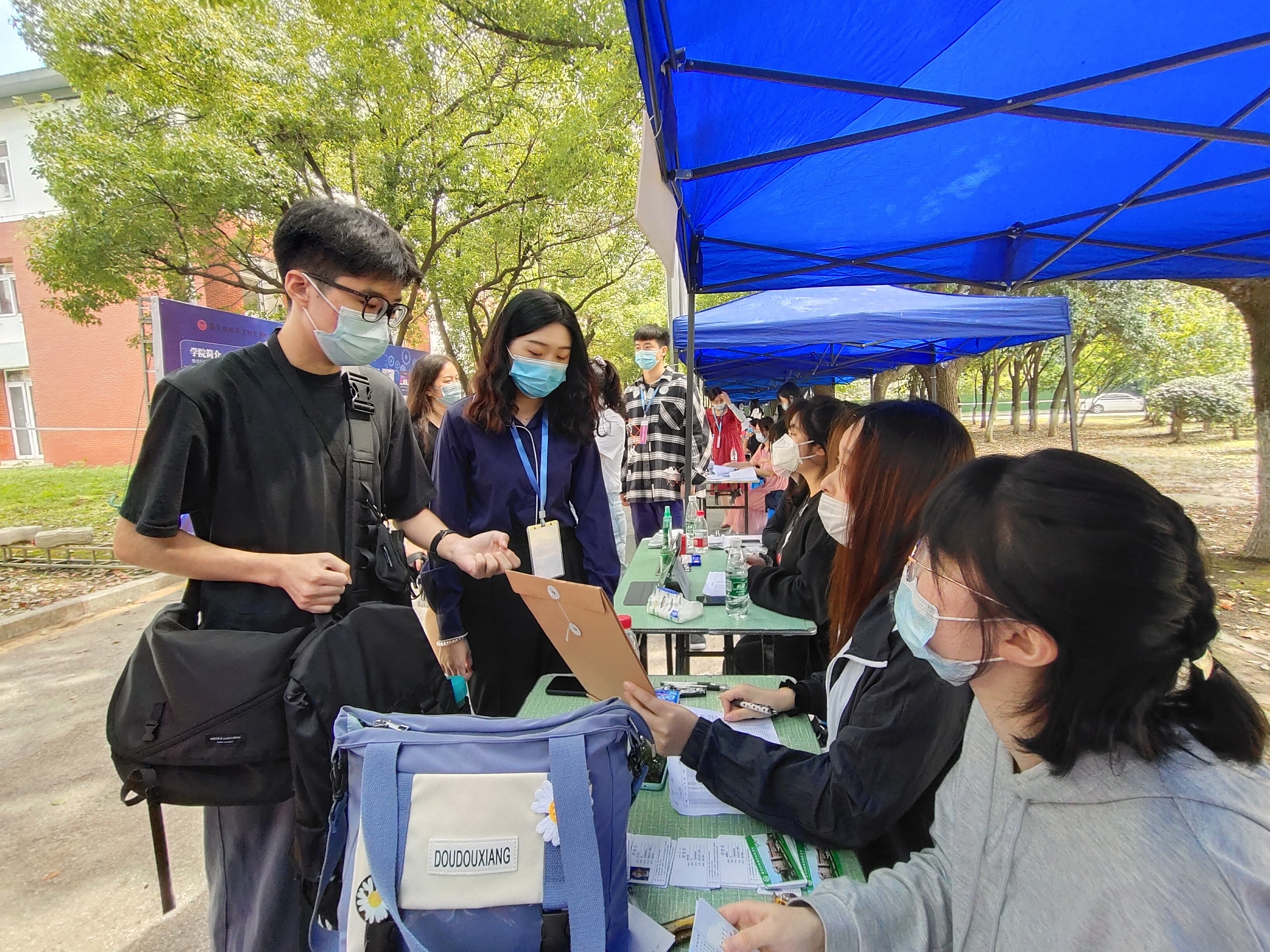 迎新篇章，我院熱烈迎接2020級5259名新生，共創(chuàng)美好未來之旅啟程