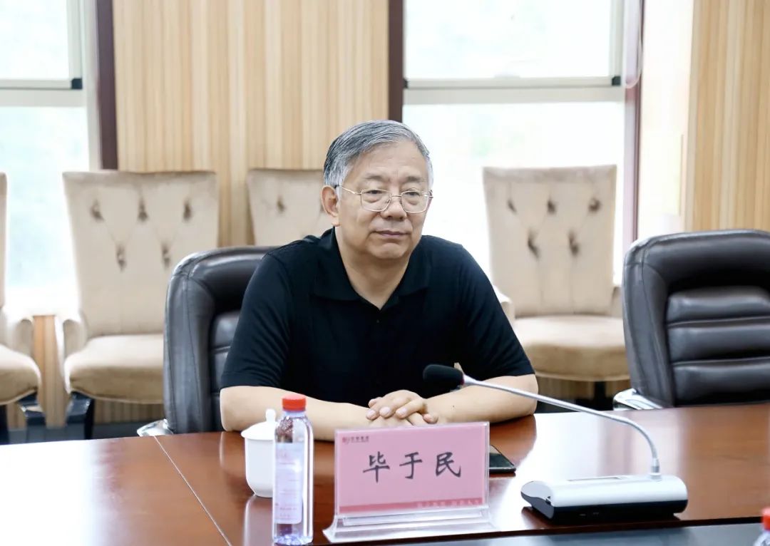 院長(zhǎng)畢于民督導(dǎo)新生開(kāi)學(xué)準(zhǔn)備工作，確保新學(xué)年順利起航