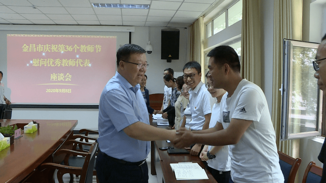 泰安市人大常委會(huì)主任唐福泉慰問教師，致敬教育事業(yè)辛勤耕耘者，贊揚(yáng)教師無私奉獻(xiàn)精神