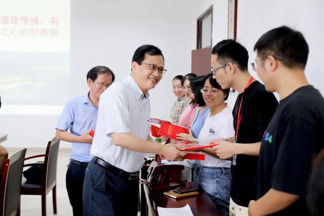 泰安市人大常委會主任唐福泉慰問教師，致敬教育事業(yè)的辛勤耕耘者