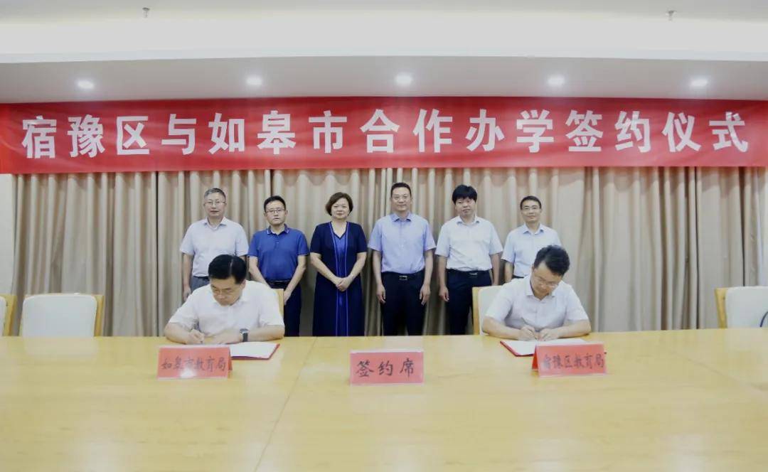 我院與孟津雙語(yǔ)學(xué)校區(qū)部分骨干民營(yíng)企業(yè)舉行校企合作簽約暨實(shí)習(xí)基地授牌儀式