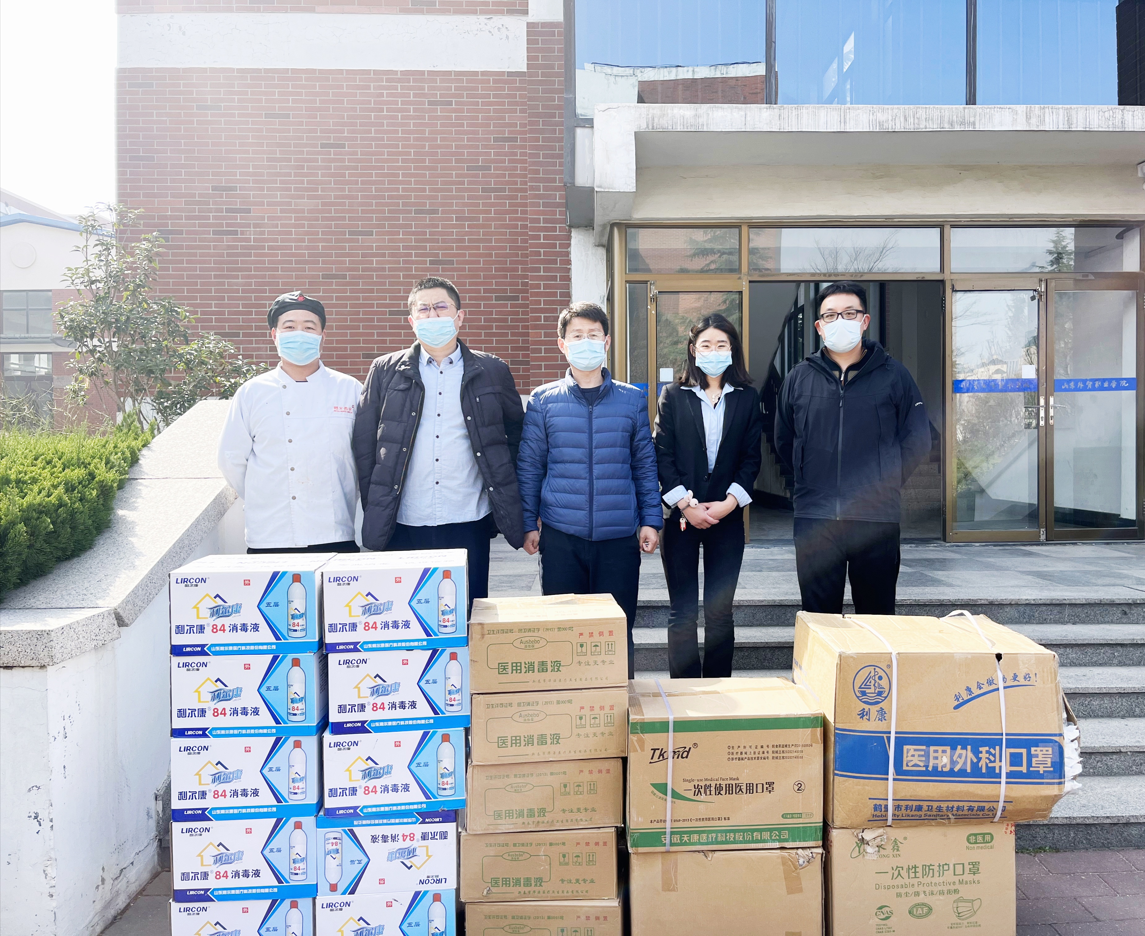 濟南大海餐廳管理公司慷慨捐贈消毒液，展現(xiàn)社會責(zé)任感，共筑健康防線