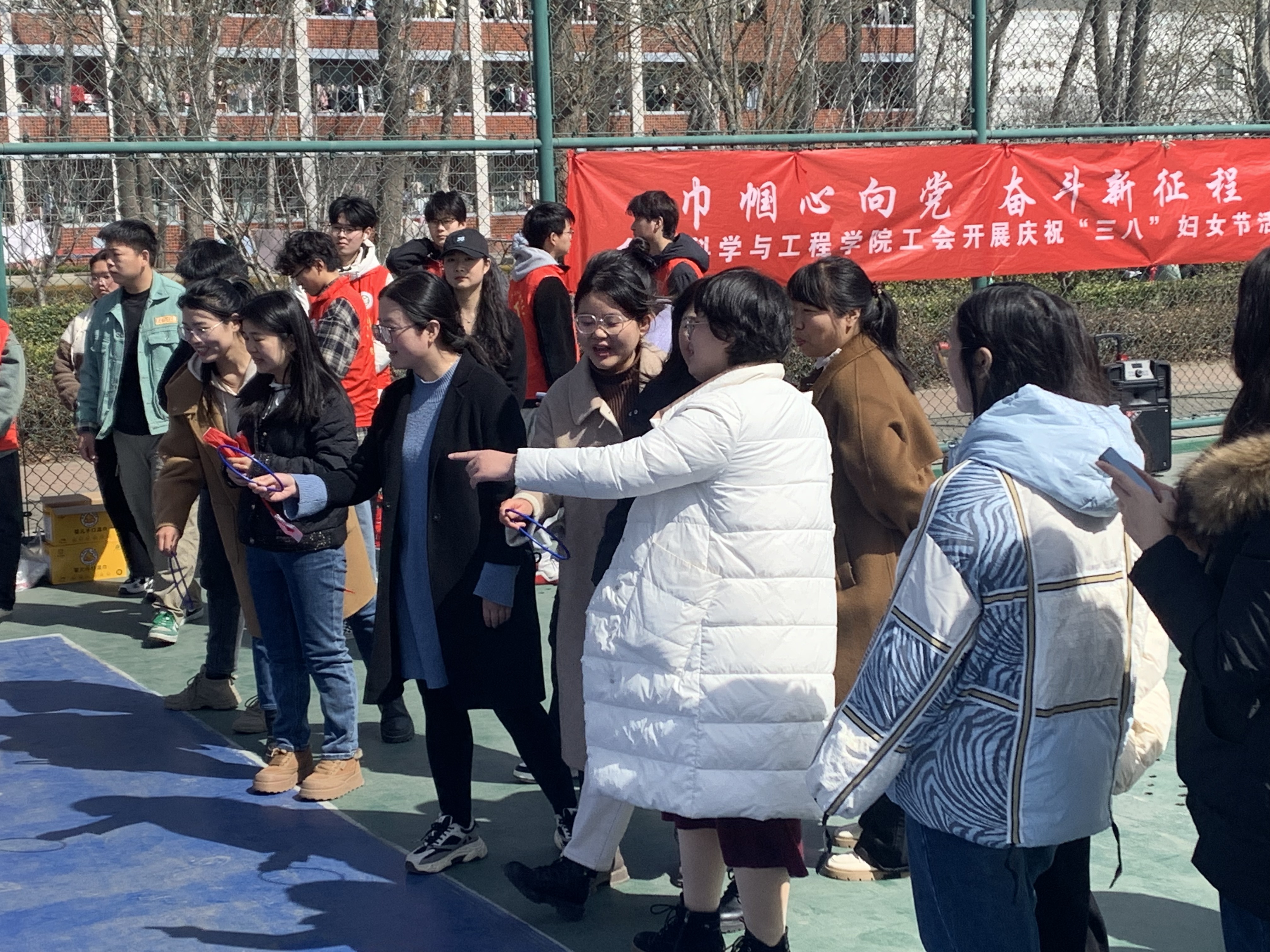 孟津?qū)W校工會舉辦三八婦女節(jié)慶?；顒樱刈o健康之美，傳遞春日溫情
