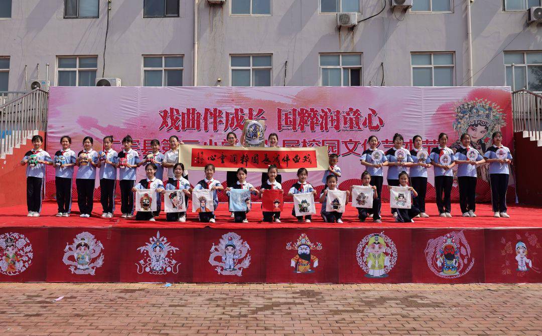 孟津?qū)W校藝術(shù)團(tuán)學(xué)生攜手全國(guó)小朋友共慶六一歡樂(lè)時(shí)光